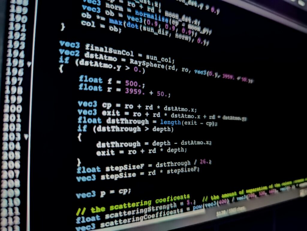 Tela de computador exibindo linhas de código de programação, simbolizando o desenvolvimento de software.