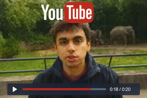 Imagem de Jawed Karim no zoológico, representando o primeiro vídeo do YouTube, "Me at the zoo".